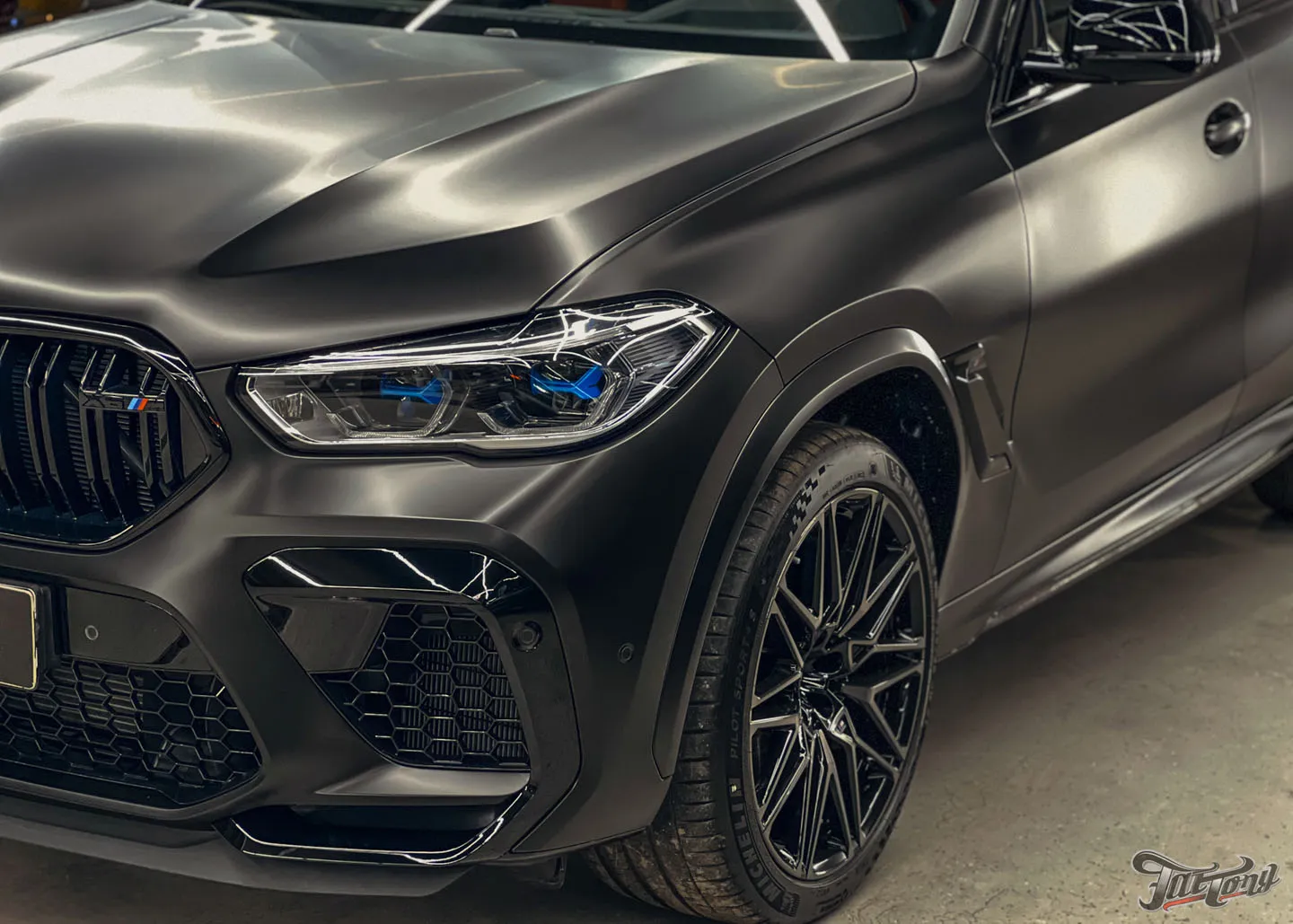 Тотальная смена облика для BMW X6 M: оклейка матовым винилом с проемами и матовым полиуретаном. Почему оклейка авто с проемами — это долго и дорого?